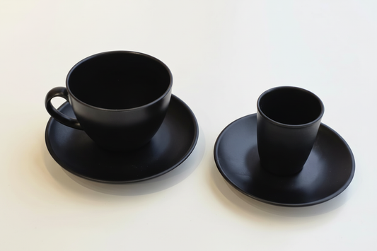 Taza y plato cerámico negro - vista 2