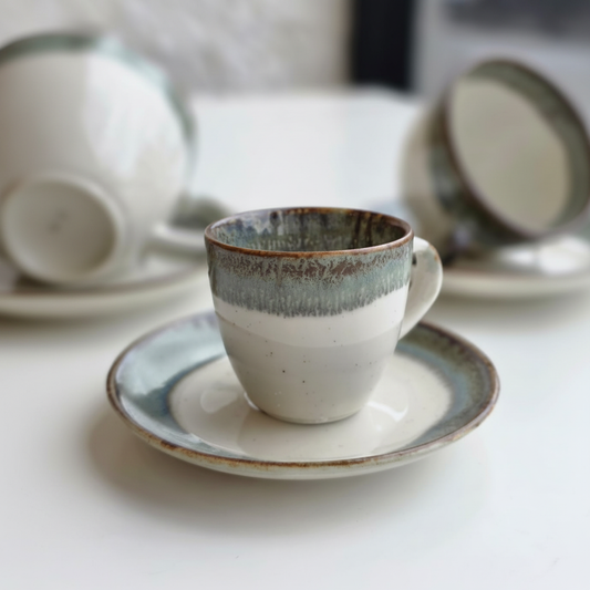 Taza y plato composición lifestyle