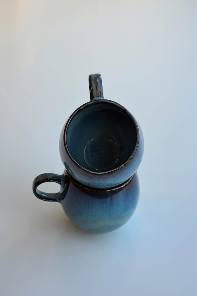 Tazas apiladas desde arriba fondo blanco