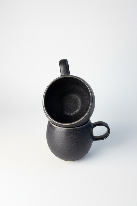 Tazas Negras Apiladas — Catálogo