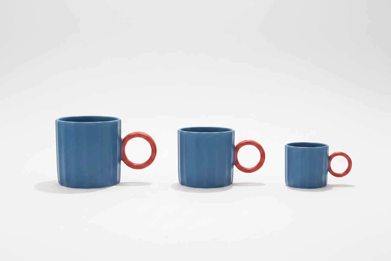 Tres tazas azules fondo blanco