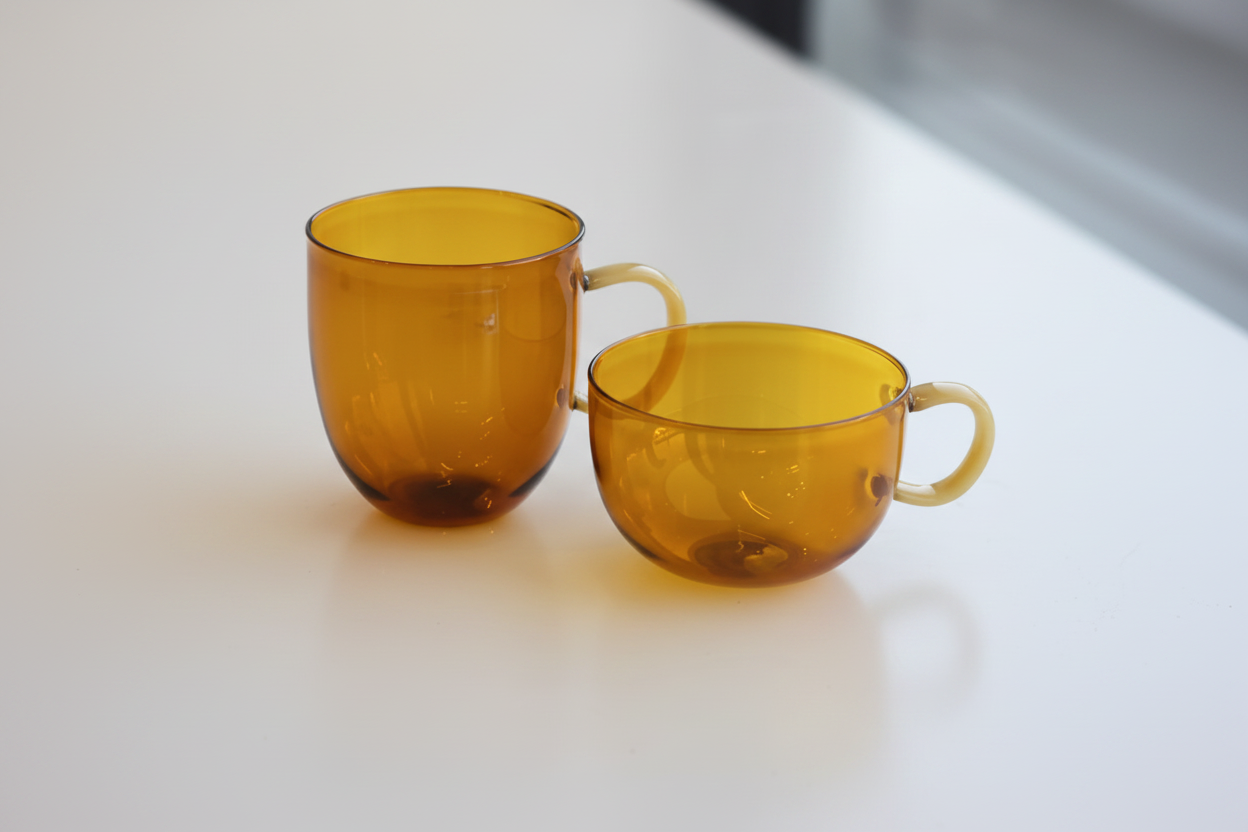 Vaso y taza ámbar fondo blanco